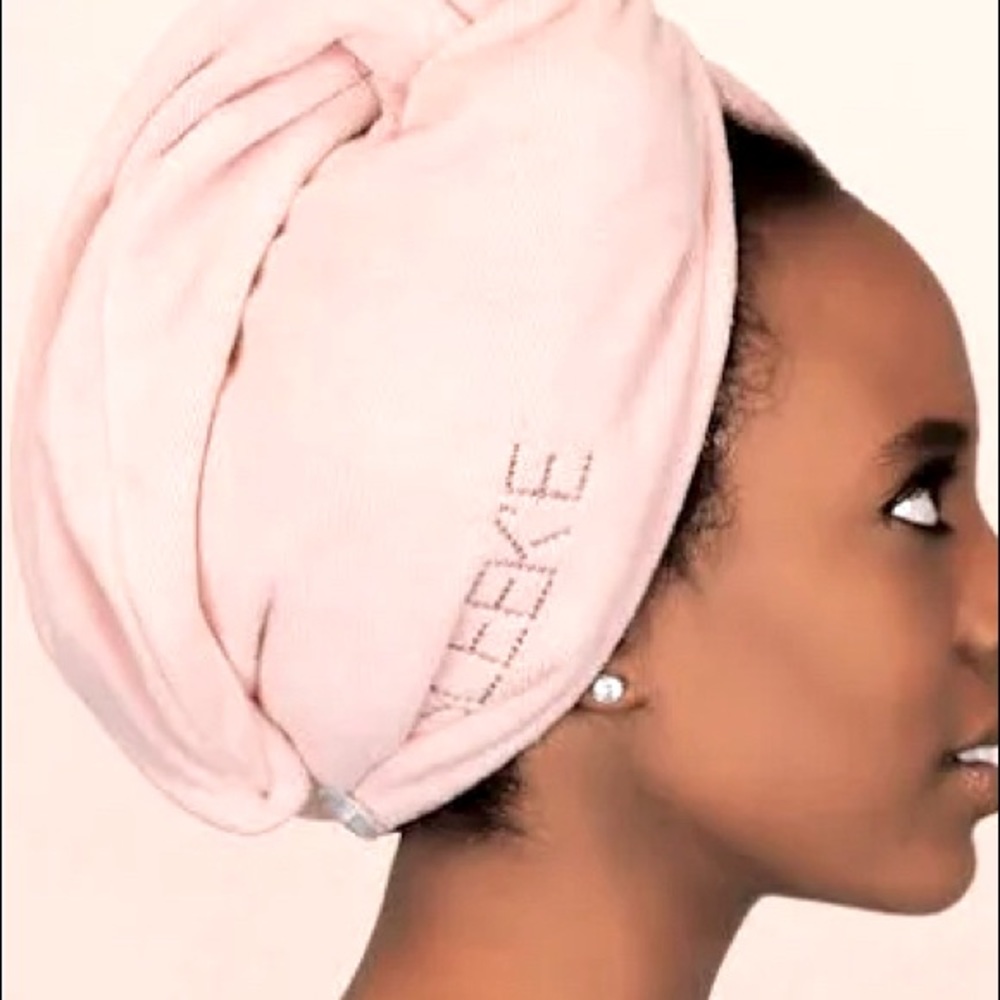 🦄 5/$55 SLEEKE Microfiber Hair Wrap in a beautiful coral color. ⭐️NEW⭐️